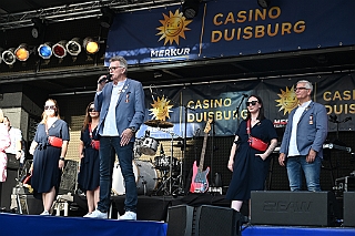MERKURCASINO 2024-08-10 16  Sommerfest 2024 - Am Samstag, den 10. August 2024, Partyzone auf dem Averdunkplatz in Duisburgs Innenstadt. Das MERKUR CASINO Duisburg hat wieder zum großen Open-Air Sommerfest eingeladen, wir waren dabei. : DVPJ, Holger II, Phil II., Prinz Karneval, Prinz, Prinzessin Mia I., Hofmarschälle, Page, Pagen, Paginnen, HDK, Duisburg, Karneval, Helau, Tollität, Event, Session 2024, Session 2025, HDK Duisburg, Hauptausschuss, Hauptausschuss Karneval Duisburg, Duisburg ist echt