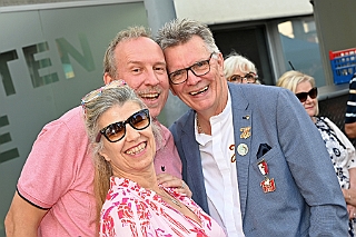 MERKURCASINO 2024-08-10 17  Sommerfest 2024 - Am Samstag, den 10. August 2024, Partyzone auf dem Averdunkplatz in Duisburgs Innenstadt. Das MERKUR CASINO Duisburg hat wieder zum großen Open-Air Sommerfest eingeladen, wir waren dabei. : DVPJ, Holger II, Phil II., Prinz Karneval, Prinz, Prinzessin Mia I., Hofmarschälle, Page, Pagen, Paginnen, HDK, Duisburg, Karneval, Helau, Tollität, Event, Session 2024, Session 2025, HDK Duisburg, Hauptausschuss, Hauptausschuss Karneval Duisburg, Duisburg ist echt