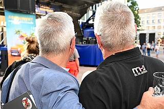 MERKURCASINO 2024-08-10 19  Sommerfest 2024 - Am Samstag, den 10. August 2024, Partyzone auf dem Averdunkplatz in Duisburgs Innenstadt. Das MERKUR CASINO Duisburg hat wieder zum großen Open-Air Sommerfest eingeladen, wir waren dabei. : DVPJ, Holger II, Phil II., Prinz Karneval, Prinz, Prinzessin Mia I., Hofmarschälle, Page, Pagen, Paginnen, HDK, Duisburg, Karneval, Helau, Tollität, Event, Session 2024, Session 2025, HDK Duisburg, Hauptausschuss, Hauptausschuss Karneval Duisburg, Duisburg ist echt