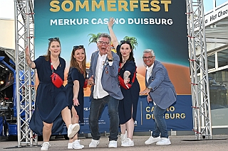 MERKURCASINO 2024-08-10 26  Sommerfest 2024 - Am Samstag, den 10. August 2024, Partyzone auf dem Averdunkplatz in Duisburgs Innenstadt. Das MERKUR CASINO Duisburg hat wieder zum großen Open-Air Sommerfest eingeladen, wir waren dabei. : DVPJ, Holger II, Phil II., Prinz Karneval, Prinz, Prinzessin Mia I., Hofmarschälle, Page, Pagen, Paginnen, HDK, Duisburg, Karneval, Helau, Tollität, Event, Session 2024, Session 2025, HDK Duisburg, Hauptausschuss, Hauptausschuss Karneval Duisburg, Duisburg ist echt