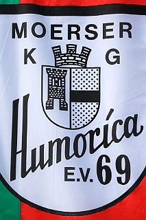 01 Humoriica 2024-08-17 01  Sommerfeste, mal nicht in Duisburg - Unsere erste Station an diesem Samstag war das Sommerfest bei der Moerser KG Humorica 69 e.V. Danach in die Landeshauptstadt. Auf dem Geländer der Altbier-Manufaktur der Schumacher Brauerei feierte die Ehrengarde der Stadt Düsseldorf e.V. ihr Sommerfest. : DVPJ, Holger II, Phil II., Prinz Karneval, Prinz, Prinzessin Mia I., Hofmarschälle, Page, Pagen, Paginnen, HDK, Duisburg, Karneval, Helau, Tollität, Event, Session 2024, Session 2025, HDK Duisburg, Hauptausschuss, Hauptausschuss Karneval Duisburg, Duisburg ist echt