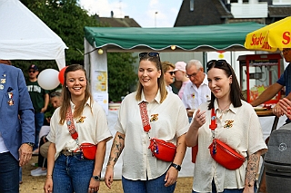 01 Humoriica 2024-08-17 04  Sommerfeste, mal nicht in Duisburg - Unsere erste Station an diesem Samstag war das Sommerfest bei der Moerser KG Humorica 69 e.V. Danach in die Landeshauptstadt. Auf dem Geländer der Altbier-Manufaktur der Schumacher Brauerei feierte die Ehrengarde der Stadt Düsseldorf e.V. ihr Sommerfest. : DVPJ, Holger II, Phil II., Prinz Karneval, Prinz, Prinzessin Mia I., Hofmarschälle, Page, Pagen, Paginnen, HDK, Duisburg, Karneval, Helau, Tollität, Event, Session 2024, Session 2025, HDK Duisburg, Hauptausschuss, Hauptausschuss Karneval Duisburg, Duisburg ist echt