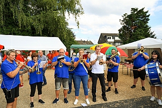 01 Humoriica 2024-08-17 07  Sommerfeste, mal nicht in Duisburg - Unsere erste Station an diesem Samstag war das Sommerfest bei der Moerser KG Humorica 69 e.V. Danach in die Landeshauptstadt. Auf dem Geländer der Altbier-Manufaktur der Schumacher Brauerei feierte die Ehrengarde der Stadt Düsseldorf e.V. ihr Sommerfest. : DVPJ, Holger II, Phil II., Prinz Karneval, Prinz, Prinzessin Mia I., Hofmarschälle, Page, Pagen, Paginnen, HDK, Duisburg, Karneval, Helau, Tollität, Event, Session 2024, Session 2025, HDK Duisburg, Hauptausschuss, Hauptausschuss Karneval Duisburg, Duisburg ist echt