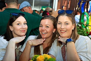 02 EhrengrdDdorf 2024-08-17 02  Sommerfeste, mal nicht in Duisburg - Unsere erste Station an diesem Samstag war das Sommerfest bei der Moerser KG Humorica 69 e.V. Danach in die Landeshauptstadt. Auf dem Geländer der Altbier-Manufaktur der Schumacher Brauerei feierte die Ehrengarde der Stadt Düsseldorf e.V. ihr Sommerfest. : DVPJ, Holger II, Phil II., Prinz Karneval, Prinz, Prinzessin Mia I., Hofmarschälle, Page, Pagen, Paginnen, HDK, Duisburg, Karneval, Helau, Tollität, Event, Session 2024, Session 2025, HDK Duisburg, Hauptausschuss, Hauptausschuss Karneval Duisburg, Duisburg ist echt