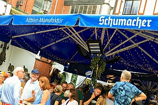 02 EhrengrdDdorf 2024-08-17 04  Sommerfeste, mal nicht in Duisburg - Unsere erste Station an diesem Samstag war das Sommerfest bei der Moerser KG Humorica 69 e.V. Danach in die Landeshauptstadt. Auf dem Geländer der Altbier-Manufaktur der Schumacher Brauerei feierte die Ehrengarde der Stadt Düsseldorf e.V. ihr Sommerfest. : DVPJ, Holger II, Phil II., Prinz Karneval, Prinz, Prinzessin Mia I., Hofmarschälle, Page, Pagen, Paginnen, HDK, Duisburg, Karneval, Helau, Tollität, Event, Session 2024, Session 2025, HDK Duisburg, Hauptausschuss, Hauptausschuss Karneval Duisburg, Duisburg ist echt