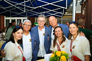 02 EhrengrdDdorf 2024-08-17 06  Sommerfeste, mal nicht in Duisburg - Unsere erste Station an diesem Samstag war das Sommerfest bei der Moerser KG Humorica 69 e.V. Danach in die Landeshauptstadt. Auf dem Geländer der Altbier-Manufaktur der Schumacher Brauerei feierte die Ehrengarde der Stadt Düsseldorf e.V. ihr Sommerfest. : DVPJ, Holger II, Phil II., Prinz Karneval, Prinz, Prinzessin Mia I., Hofmarschälle, Page, Pagen, Paginnen, HDK, Duisburg, Karneval, Helau, Tollität, Event, Session 2024, Session 2025, HDK Duisburg, Hauptausschuss, Hauptausschuss Karneval Duisburg, Duisburg ist echt