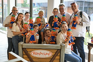 Wunderland 2024-08-18 01  Ausflug nach Kalkar - Am Sonntag dem 18. August machten wir mit der „Kleinen“-Prinzencrew  einen wunderschönen und spaßigen Ausflug ins „Wunderland Kalkar“. Dabei blieb kein Auge und auch kein T-Shirt trocken. : DVPJ, Holger II, Phil II., Prinz Karneval, Prinz, Prinzessin Mia I., Hofmarschälle, Page, Pagen, Paginnen, HDK, Duisburg, Karneval, Helau, Tollität, Event, Session 2024, Session 2025, HDK Duisburg, Hauptausschuss, Hauptausschuss Karneval Duisburg, Duisburg ist echt