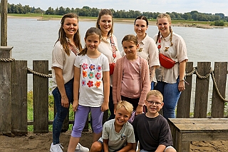 Wunderland 2024-08-18 06  Ausflug nach Kalkar - Am Sonntag dem 18. August machten wir mit der „Kleinen“-Prinzencrew  einen wunderschönen und spaßigen Ausflug ins „Wunderland Kalkar“. Dabei blieb kein Auge und auch kein T-Shirt trocken. : DVPJ, Holger II, Phil II., Prinz Karneval, Prinz, Prinzessin Mia I., Hofmarschälle, Page, Pagen, Paginnen, HDK, Duisburg, Karneval, Helau, Tollität, Event, Session 2024, Session 2025, HDK Duisburg, Hauptausschuss, Hauptausschuss Karneval Duisburg, Duisburg ist echt