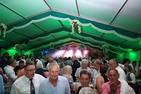 Schuetzfest Huck 2024-08-23 11  Prinz meets König - Am Freitag besuchter wir die „Huckinger Nacht“. Ein Programmpunkt beim  Schützen-, Volks- und Heimatfest in Duisburg Huckingen. : DVPJ, Holger II, Phil II., Prinz Karneval, Prinz, Prinzessin Mia I., Hofmarschälle, Page, Pagen, Paginnen, HDK, Duisburg, Karneval, Helau, Tollität, Event, Session 2024, Session 2025, HDK Duisburg, Hauptausschuss, Hauptausschuss Karneval Duisburg, Duisburg ist echt
