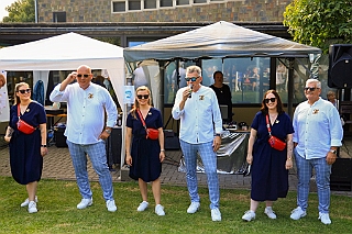01 SommerfRheinhausen 2024-08-24 01  Tour-Samstag 24.August - Start beim Sommerfest, die KG Blau-Silber Rheinhausen feierte im Schatten der Erlöserkirche. Danach zum Strassenfest Bine und Jogi. Zwei private Termine, Geburtstage,folgten. Zum der ersten Gratulation Günther Pork zum 80. Geburtstag. zum zweiten der Doppelgeburtstag von Birgit und Nobby. : DVPJ, Holger II, Phil II., Prinz Karneval, Prinz, Prinzessin Mia I., Hofmarschälle, Page, Pagen, Paginnen, HDK, Duisburg, Karneval, Helau, Tollität, Event, Session 2024, Session 2025, HDK Duisburg, Hauptausschuss, Hauptausschuss Karneval Duisburg, Duisburg ist echt