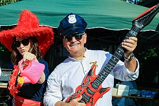 01 SommerfRheinhausen 2024-08-24 06  Tour-Samstag 24.August - Start beim Sommerfest, die KG Blau-Silber Rheinhausen feierte im Schatten der Erlöserkirche. Danach zum Strassenfest Bine und Jogi. Zwei private Termine, Geburtstage,folgten. Zum der ersten Gratulation Günther Pork zum 80. Geburtstag. zum zweiten der Doppelgeburtstag von Birgit und Nobby. : DVPJ, Holger II, Phil II., Prinz Karneval, Prinz, Prinzessin Mia I., Hofmarschälle, Page, Pagen, Paginnen, HDK, Duisburg, Karneval, Helau, Tollität, Event, Session 2024, Session 2025, HDK Duisburg, Hauptausschuss, Hauptausschuss Karneval Duisburg, Duisburg ist echt