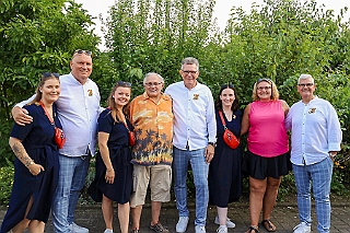 03 GebGuentherPork 2024-08-24 02  Tour-Samstag 24.August - Start beim Sommerfest, die KG Blau-Silber Rheinhausen feierte im Schatten der Erlöserkirche. Danach zum Strassenfest Bine und Jogi. Zwei private Termine, Geburtstage,folgten. Zum der ersten Gratulation Günther Pork zum 80. Geburtstag. zum zweiten der Doppelgeburtstag von Birgit und Nobby. : DVPJ, Holger II, Phil II., Prinz Karneval, Prinz, Prinzessin Mia I., Hofmarschälle, Page, Pagen, Paginnen, HDK, Duisburg, Karneval, Helau, Tollität, Event, Session 2024, Session 2025, HDK Duisburg, Hauptausschuss, Hauptausschuss Karneval Duisburg, Duisburg ist echt