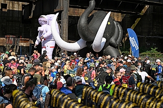 01 LandParkNord 2024-08-31 06  Ein schöner Tag - Samstag 31. August, Start unserer Tour im Landschaftspark. Start auch für Klaus zum Mammutmarsch. Von dort dann auf die linke Rheinseite wo die 1.KG Baerl ihr Sommerfest veranstaltete. Wieder auf der „richtigen“ Rheinseite ging es dann in den Süden zur KG Sonniger Süden. Das Geburtstagskind, unser Holger, lies den Tag dann mit seiner Crew beim Sommerfest der KG Alle Mann an Bord ausklingen. : DVPJ, Holger II, Phil II., Prinz Karneval, Prinz, Prinzessin Mia I., Hofmarschälle, Page, Pagen, Paginnen, HDK, Duisburg, Karneval, Helau, Tollität, Event, Session 2024, Session 2025, HDK Duisburg, Hauptausschuss, Hauptausschuss Karneval Duisburg, Duisburg ist echt