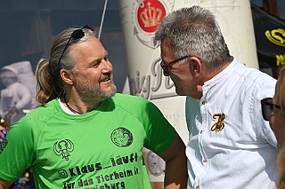 01 LandParkNord 2024-08-31 10  Ein schöner Tag - Samstag 31. August, Start unserer Tour im Landschaftspark. Start auch für Klaus zum Mammutmarsch. Von dort dann auf die linke Rheinseite wo die 1.KG Baerl ihr Sommerfest veranstaltete. Wieder auf der „richtigen“ Rheinseite ging es dann in den Süden zur KG Sonniger Süden. Das Geburtstagskind, unser Holger, lies den Tag dann mit seiner Crew beim Sommerfest der KG Alle Mann an Bord ausklingen. : DVPJ, Holger II, Phil II., Prinz Karneval, Prinz, Prinzessin Mia I., Hofmarschälle, Page, Pagen, Paginnen, HDK, Duisburg, Karneval, Helau, Tollität, Event, Session 2024, Session 2025, HDK Duisburg, Hauptausschuss, Hauptausschuss Karneval Duisburg, Duisburg ist echt