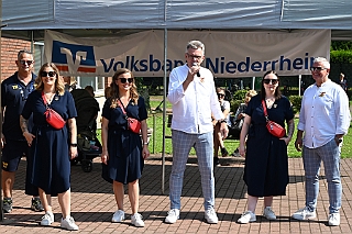 02 KGBAERL 2024-08-31 09  Ein schöner Tag - Samstag 31. August, Start unserer Tour im Landschaftspark. Start auch für Klaus zum Mammutmarsch. Von dort dann auf die linke Rheinseite wo die 1.KG Baerl ihr Sommerfest veranstaltete. Wieder auf der „richtigen“ Rheinseite ging es dann in den Süden zur KG Sonniger Süden. Das Geburtstagskind, unser Holger, lies den Tag dann mit seiner Crew beim Sommerfest der KG Alle Mann an Bord ausklingen. : DVPJ, Holger II, Phil II., Prinz Karneval, Prinz, Prinzessin Mia I., Hofmarschälle, Page, Pagen, Paginnen, HDK, Duisburg, Karneval, Helau, Tollität, Event, Session 2024, Session 2025, HDK Duisburg, Hauptausschuss, Hauptausschuss Karneval Duisburg, Duisburg ist echt