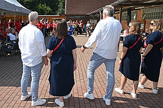 02 KGBAERL 2024-08-31 10  Ein schöner Tag - Samstag 31. August, Start unserer Tour im Landschaftspark. Start auch für Klaus zum Mammutmarsch. Von dort dann auf die linke Rheinseite wo die 1.KG Baerl ihr Sommerfest veranstaltete. Wieder auf der „richtigen“ Rheinseite ging es dann in den Süden zur KG Sonniger Süden. Das Geburtstagskind, unser Holger, lies den Tag dann mit seiner Crew beim Sommerfest der KG Alle Mann an Bord ausklingen. : DVPJ, Holger II, Phil II., Prinz Karneval, Prinz, Prinzessin Mia I., Hofmarschälle, Page, Pagen, Paginnen, HDK, Duisburg, Karneval, Helau, Tollität, Event, Session 2024, Session 2025, HDK Duisburg, Hauptausschuss, Hauptausschuss Karneval Duisburg, Duisburg ist echt