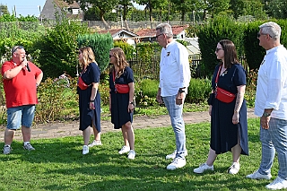 03 KGSonniSued 2024-08-31 07  Ein schöner Tag - Samstag 31. August, Start unserer Tour im Landschaftspark. Start auch für Klaus zum Mammutmarsch. Von dort dann auf die linke Rheinseite wo die 1.KG Baerl ihr Sommerfest veranstaltete. Wieder auf der „richtigen“ Rheinseite ging es dann in den Süden zur KG Sonniger Süden. Das Geburtstagskind, unser Holger, lies den Tag dann mit seiner Crew beim Sommerfest der KG Alle Mann an Bord ausklingen. : DVPJ, Holger II, Phil II., Prinz Karneval, Prinz, Prinzessin Mia I., Hofmarschälle, Page, Pagen, Paginnen, HDK, Duisburg, Karneval, Helau, Tollität, Event, Session 2024, Session 2025, HDK Duisburg, Hauptausschuss, Hauptausschuss Karneval Duisburg, Duisburg ist echt