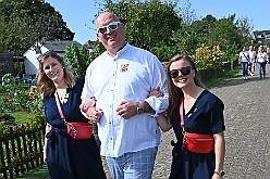01 KKV KampLintf 2024-09-07 02  Samstags-Tour am 7. September - Gestartet sind wir bei sommerlichen Wetter in Kamp-Lintfort. Erstmalig besuchte dort ein des. Prinz Karneval der Stadt Duisburg das Sommerfest des KKV. Dann ging es zum Kaiserberg. Dort hatte die Bürgergarde zum Sommerfest „Am Haus am Wasserturm“ geladen.  Das Sommerfest der Schottenzunft war danach unser Ziel, auf dem Gelände das ETuS Bissingheim. In „heimatliche“ Gefilde ging es dann für Holger und einen Teil der Crew, Sommerfest bei den Roten Funken in der KGV Grunewald. : DVPJ, Holger II, Phil II., Prinz Karneval, Prinz, Prinzessin Mia I., Hofmarschälle, Page, Pagen, Paginnen, HDK, Duisburg, Karneval, Helau, Tollität, Event, Session 2024, Session 2025, HDK Duisburg, Hauptausschuss, Hauptausschuss Karneval Duisburg, Duisburg ist echt