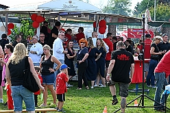 01 KKV KampLintf 2024-09-07 03  Samstags-Tour am 7. September - Gestartet sind wir bei sommerlichen Wetter in Kamp-Lintfort. Erstmalig besuchte dort ein des. Prinz Karneval der Stadt Duisburg das Sommerfest des KKV. Dann ging es zum Kaiserberg. Dort hatte die Bürgergarde zum Sommerfest „Am Haus am Wasserturm“ geladen.  Das Sommerfest der Schottenzunft war danach unser Ziel, auf dem Gelände das ETuS Bissingheim. In „heimatliche“ Gefilde ging es dann für Holger und einen Teil der Crew, Sommerfest bei den Roten Funken in der KGV Grunewald. : DVPJ, Holger II, Phil II., Prinz Karneval, Prinz, Prinzessin Mia I., Hofmarschälle, Page, Pagen, Paginnen, HDK, Duisburg, Karneval, Helau, Tollität, Event, Session 2024, Session 2025, HDK Duisburg, Hauptausschuss, Hauptausschuss Karneval Duisburg, Duisburg ist echt
