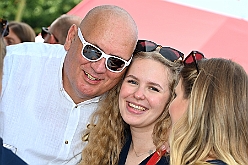 01 KKV KampLintf 2024-09-07 08  Samstags-Tour am 7. September - Gestartet sind wir bei sommerlichen Wetter in Kamp-Lintfort. Erstmalig besuchte dort ein des. Prinz Karneval der Stadt Duisburg das Sommerfest des KKV. Dann ging es zum Kaiserberg. Dort hatte die Bürgergarde zum Sommerfest „Am Haus am Wasserturm“ geladen.  Das Sommerfest der Schottenzunft war danach unser Ziel, auf dem Gelände das ETuS Bissingheim. In „heimatliche“ Gefilde ging es dann für Holger und einen Teil der Crew, Sommerfest bei den Roten Funken in der KGV Grunewald. : DVPJ, Holger II, Phil II., Prinz Karneval, Prinz, Prinzessin Mia I., Hofmarschälle, Page, Pagen, Paginnen, HDK, Duisburg, Karneval, Helau, Tollität, Event, Session 2024, Session 2025, HDK Duisburg, Hauptausschuss, Hauptausschuss Karneval Duisburg, Duisburg ist echt