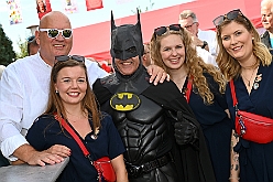 01 KKV KampLintf 2024-09-07 10  Samstags-Tour am 7. September - Gestartet sind wir bei sommerlichen Wetter in Kamp-Lintfort. Erstmalig besuchte dort ein des. Prinz Karneval der Stadt Duisburg das Sommerfest des KKV. Dann ging es zum Kaiserberg. Dort hatte die Bürgergarde zum Sommerfest „Am Haus am Wasserturm“ geladen.  Das Sommerfest der Schottenzunft war danach unser Ziel, auf dem Gelände das ETuS Bissingheim. In „heimatliche“ Gefilde ging es dann für Holger und einen Teil der Crew, Sommerfest bei den Roten Funken in der KGV Grunewald. : DVPJ, Holger II, Phil II., Prinz Karneval, Prinz, Prinzessin Mia I., Hofmarschälle, Page, Pagen, Paginnen, HDK, Duisburg, Karneval, Helau, Tollität, Event, Session 2024, Session 2025, HDK Duisburg, Hauptausschuss, Hauptausschuss Karneval Duisburg, Duisburg ist echt