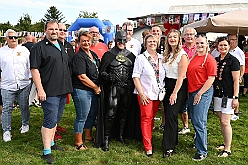 01 KKV KampLintf 2024-09-07 13  Samstags-Tour am 7. September - Gestartet sind wir bei sommerlichen Wetter in Kamp-Lintfort. Erstmalig besuchte dort ein des. Prinz Karneval der Stadt Duisburg das Sommerfest des KKV. Dann ging es zum Kaiserberg. Dort hatte die Bürgergarde zum Sommerfest „Am Haus am Wasserturm“ geladen.  Das Sommerfest der Schottenzunft war danach unser Ziel, auf dem Gelände das ETuS Bissingheim. In „heimatliche“ Gefilde ging es dann für Holger und einen Teil der Crew, Sommerfest bei den Roten Funken in der KGV Grunewald. : DVPJ, Holger II, Phil II., Prinz Karneval, Prinz, Prinzessin Mia I., Hofmarschälle, Page, Pagen, Paginnen, HDK, Duisburg, Karneval, Helau, Tollität, Event, Session 2024, Session 2025, HDK Duisburg, Hauptausschuss, Hauptausschuss Karneval Duisburg, Duisburg ist echt