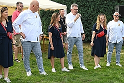 01 KKV KampLintf 2024-09-07 16  Samstags-Tour am 7. September - Gestartet sind wir bei sommerlichen Wetter in Kamp-Lintfort. Erstmalig besuchte dort ein des. Prinz Karneval der Stadt Duisburg das Sommerfest des KKV. Dann ging es zum Kaiserberg. Dort hatte die Bürgergarde zum Sommerfest „Am Haus am Wasserturm“ geladen.  Das Sommerfest der Schottenzunft war danach unser Ziel, auf dem Gelände das ETuS Bissingheim. In „heimatliche“ Gefilde ging es dann für Holger und einen Teil der Crew, Sommerfest bei den Roten Funken in der KGV Grunewald. : DVPJ, Holger II, Phil II., Prinz Karneval, Prinz, Prinzessin Mia I., Hofmarschälle, Page, Pagen, Paginnen, HDK, Duisburg, Karneval, Helau, Tollität, Event, Session 2024, Session 2025, HDK Duisburg, Hauptausschuss, Hauptausschuss Karneval Duisburg, Duisburg ist echt