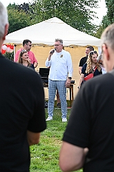 01 KKV KampLintf 2024-09-07 17  Samstags-Tour am 7. September - Gestartet sind wir bei sommerlichen Wetter in Kamp-Lintfort. Erstmalig besuchte dort ein des. Prinz Karneval der Stadt Duisburg das Sommerfest des KKV. Dann ging es zum Kaiserberg. Dort hatte die Bürgergarde zum Sommerfest „Am Haus am Wasserturm“ geladen.  Das Sommerfest der Schottenzunft war danach unser Ziel, auf dem Gelände das ETuS Bissingheim. In „heimatliche“ Gefilde ging es dann für Holger und einen Teil der Crew, Sommerfest bei den Roten Funken in der KGV Grunewald. : DVPJ, Holger II, Phil II., Prinz Karneval, Prinz, Prinzessin Mia I., Hofmarschälle, Page, Pagen, Paginnen, HDK, Duisburg, Karneval, Helau, Tollität, Event, Session 2024, Session 2025, HDK Duisburg, Hauptausschuss, Hauptausschuss Karneval Duisburg, Duisburg ist echt