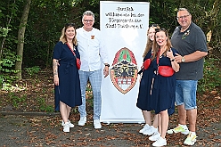 02 Buergergarde 2024-09-07 03  Samstags-Tour am 7. September - Gestartet sind wir bei sommerlichen Wetter in Kamp-Lintfort. Erstmalig besuchte dort ein des. Prinz Karneval der Stadt Duisburg das Sommerfest des KKV. Dann ging es zum Kaiserberg. Dort hatte die Bürgergarde zum Sommerfest „Am Haus am Wasserturm“ geladen.  Das Sommerfest der Schottenzunft war danach unser Ziel, auf dem Gelände das ETuS Bissingheim. In „heimatliche“ Gefilde ging es dann für Holger und einen Teil der Crew, Sommerfest bei den Roten Funken in der KGV Grunewald. : DVPJ, Holger II, Phil II., Prinz Karneval, Prinz, Prinzessin Mia I., Hofmarschälle, Page, Pagen, Paginnen, HDK, Duisburg, Karneval, Helau, Tollität, Event, Session 2024, Session 2025, HDK Duisburg, Hauptausschuss, Hauptausschuss Karneval Duisburg, Duisburg ist echt