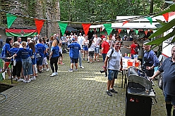 02 Buergergarde 2024-09-07 04  Samstags-Tour am 7. September - Gestartet sind wir bei sommerlichen Wetter in Kamp-Lintfort. Erstmalig besuchte dort ein des. Prinz Karneval der Stadt Duisburg das Sommerfest des KKV. Dann ging es zum Kaiserberg. Dort hatte die Bürgergarde zum Sommerfest „Am Haus am Wasserturm“ geladen.  Das Sommerfest der Schottenzunft war danach unser Ziel, auf dem Gelände das ETuS Bissingheim. In „heimatliche“ Gefilde ging es dann für Holger und einen Teil der Crew, Sommerfest bei den Roten Funken in der KGV Grunewald. : DVPJ, Holger II, Phil II., Prinz Karneval, Prinz, Prinzessin Mia I., Hofmarschälle, Page, Pagen, Paginnen, HDK, Duisburg, Karneval, Helau, Tollität, Event, Session 2024, Session 2025, HDK Duisburg, Hauptausschuss, Hauptausschuss Karneval Duisburg, Duisburg ist echt