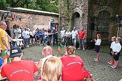 02 Buergergarde 2024-09-07 06  Samstags-Tour am 7. September - Gestartet sind wir bei sommerlichen Wetter in Kamp-Lintfort. Erstmalig besuchte dort ein des. Prinz Karneval der Stadt Duisburg das Sommerfest des KKV. Dann ging es zum Kaiserberg. Dort hatte die Bürgergarde zum Sommerfest „Am Haus am Wasserturm“ geladen.  Das Sommerfest der Schottenzunft war danach unser Ziel, auf dem Gelände das ETuS Bissingheim. In „heimatliche“ Gefilde ging es dann für Holger und einen Teil der Crew, Sommerfest bei den Roten Funken in der KGV Grunewald. : DVPJ, Holger II, Phil II., Prinz Karneval, Prinz, Prinzessin Mia I., Hofmarschälle, Page, Pagen, Paginnen, HDK, Duisburg, Karneval, Helau, Tollität, Event, Session 2024, Session 2025, HDK Duisburg, Hauptausschuss, Hauptausschuss Karneval Duisburg, Duisburg ist echt