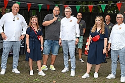 02 Buergergarde 2024-09-07 08  Samstags-Tour am 7. September - Gestartet sind wir bei sommerlichen Wetter in Kamp-Lintfort. Erstmalig besuchte dort ein des. Prinz Karneval der Stadt Duisburg das Sommerfest des KKV. Dann ging es zum Kaiserberg. Dort hatte die Bürgergarde zum Sommerfest „Am Haus am Wasserturm“ geladen.  Das Sommerfest der Schottenzunft war danach unser Ziel, auf dem Gelände das ETuS Bissingheim. In „heimatliche“ Gefilde ging es dann für Holger und einen Teil der Crew, Sommerfest bei den Roten Funken in der KGV Grunewald. : DVPJ, Holger II, Phil II., Prinz Karneval, Prinz, Prinzessin Mia I., Hofmarschälle, Page, Pagen, Paginnen, HDK, Duisburg, Karneval, Helau, Tollität, Event, Session 2024, Session 2025, HDK Duisburg, Hauptausschuss, Hauptausschuss Karneval Duisburg, Duisburg ist echt