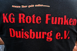 04 RoteFunken 2024-09-07 1  Samstags-Tour am 7. September - Gestartet sind wir bei sommerlichen Wetter in Kamp-Lintfort. Erstmalig besuchte dort ein des. Prinz Karneval der Stadt Duisburg das Sommerfest des KKV. Dann ging es zum Kaiserberg. Dort hatte die Bürgergarde zum Sommerfest „Am Haus am Wasserturm“ geladen.  Das Sommerfest der Schottenzunft war danach unser Ziel, auf dem Gelände das ETuS Bissingheim. In „heimatliche“ Gefilde ging es dann für Holger und einen Teil der Crew, Sommerfest bei den Roten Funken in der KGV Grunewald. : DVPJ, Holger II, Phil II., Prinz Karneval, Prinz, Prinzessin Mia I., Hofmarschälle, Page, Pagen, Paginnen, HDK, Duisburg, Karneval, Helau, Tollität, Event, Session 2024, Session 2025, HDK Duisburg, Hauptausschuss, Hauptausschuss Karneval Duisburg, Duisburg ist echt