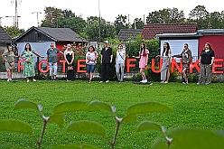 04 RoteFunken 2024-09-07 3  Samstags-Tour am 7. September - Gestartet sind wir bei sommerlichen Wetter in Kamp-Lintfort. Erstmalig besuchte dort ein des. Prinz Karneval der Stadt Duisburg das Sommerfest des KKV. Dann ging es zum Kaiserberg. Dort hatte die Bürgergarde zum Sommerfest „Am Haus am Wasserturm“ geladen.  Das Sommerfest der Schottenzunft war danach unser Ziel, auf dem Gelände das ETuS Bissingheim. In „heimatliche“ Gefilde ging es dann für Holger und einen Teil der Crew, Sommerfest bei den Roten Funken in der KGV Grunewald. : DVPJ, Holger II, Phil II., Prinz Karneval, Prinz, Prinzessin Mia I., Hofmarschälle, Page, Pagen, Paginnen, HDK, Duisburg, Karneval, Helau, Tollität, Event, Session 2024, Session 2025, HDK Duisburg, Hauptausschuss, Hauptausschuss Karneval Duisburg, Duisburg ist echt
