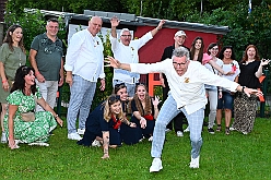 04 RoteFunken 2024-09-07 7  Samstags-Tour am 7. September - Gestartet sind wir bei sommerlichen Wetter in Kamp-Lintfort. Erstmalig besuchte dort ein des. Prinz Karneval der Stadt Duisburg das Sommerfest des KKV. Dann ging es zum Kaiserberg. Dort hatte die Bürgergarde zum Sommerfest „Am Haus am Wasserturm“ geladen.  Das Sommerfest der Schottenzunft war danach unser Ziel, auf dem Gelände das ETuS Bissingheim. In „heimatliche“ Gefilde ging es dann für Holger und einen Teil der Crew, Sommerfest bei den Roten Funken in der KGV Grunewald. : DVPJ, Holger II, Phil II., Prinz Karneval, Prinz, Prinzessin Mia I., Hofmarschälle, Page, Pagen, Paginnen, HDK, Duisburg, Karneval, Helau, Tollität, Event, Session 2024, Session 2025, HDK Duisburg, Hauptausschuss, Hauptausschuss Karneval Duisburg, Duisburg ist echt