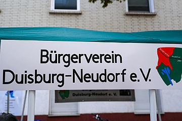 TagDerOststrasse 2024-09-12 01  Tag der Oststraße - Nach 8 Jahren Pause war der Tag der Oststraße in Neudorf zurück . Organisiert vomBürgerverein Neudorf. Zu den Informationsständen von Firmen und Vereinen, luden Händler und Gastronomen der Ostraße ldie Besucher zum Bummeln und Shoppen ein. : DVPJ, Holger II, Phil II., Prinz Karneval, Prinz, Prinzessin Mia I., Hofmarschälle, Page, Pagen, Paginnen, HDK, Duisburg, Karneval, Helau, Tollität, Event, Session 2024, Session 2025, HDK Duisburg, Hauptausschuss, Hauptausschuss Karneval Duisburg, Duisburg ist echt
