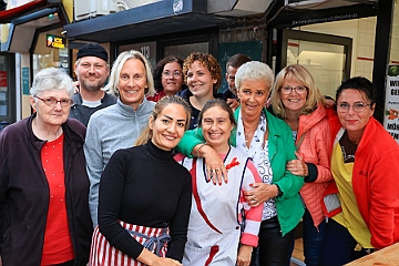 TagDerOststrasse 2024-09-12 04  Tag der Oststraße - Nach 8 Jahren Pause war der Tag der Oststraße in Neudorf zurück . Organisiert vomBürgerverein Neudorf. Zu den Informationsständen von Firmen und Vereinen, luden Händler und Gastronomen der Ostraße ldie Besucher zum Bummeln und Shoppen ein. : DVPJ, Holger II, Phil II., Prinz Karneval, Prinz, Prinzessin Mia I., Hofmarschälle, Page, Pagen, Paginnen, HDK, Duisburg, Karneval, Helau, Tollität, Event, Session 2024, Session 2025, HDK Duisburg, Hauptausschuss, Hauptausschuss Karneval Duisburg, Duisburg ist echt