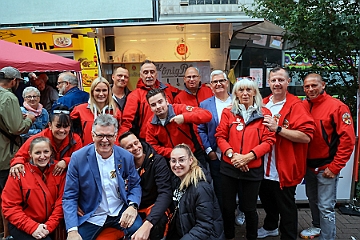 TagDerOststrasse 2024-09-12 09  Tag der Oststraße - Nach 8 Jahren Pause war der Tag der Oststraße in Neudorf zurück . Organisiert vomBürgerverein Neudorf. Zu den Informationsständen von Firmen und Vereinen, luden Händler und Gastronomen der Ostraße ldie Besucher zum Bummeln und Shoppen ein. : DVPJ, Holger II, Phil II., Prinz Karneval, Prinz, Prinzessin Mia I., Hofmarschälle, Page, Pagen, Paginnen, HDK, Duisburg, Karneval, Helau, Tollität, Event, Session 2024, Session 2025, HDK Duisburg, Hauptausschuss, Hauptausschuss Karneval Duisburg, Duisburg ist echt