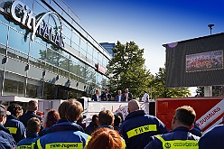 01 KatasSchutz DU 2024-09-14  05  Samstags-Tour am 14. September - 1. Katastrophenschutztag in der Duisburger City. Wir durften einen großartigen Tag erleben, der ganz im Zeichen des Ehrenamtes stand. Danach wurde es wieder karnevalistisch, wir besuchten zwei Sommerfeste im Duisburger Norden. Zuerst das gemeinsame Sommerfest von MTV Union Hamborn und dann das Offiziersbiwak bei Rot-Weiss Hamborn- Marxloh. Abschluss war dann auf dem Schlagerbaumfest am Coupe 1900. : DVPJ, Holger II, Phil II., Prinz Karneval, Prinz, Prinzessin Mia I., Hofmarschälle, Page, Pagen, Paginnen, HDK, Duisburg, Karneval, Helau, Tollität, Event, Session 2024, Session 2025, HDK Duisburg, Hauptausschuss, Hauptausschuss Karneval Duisburg, Duisburg ist echt