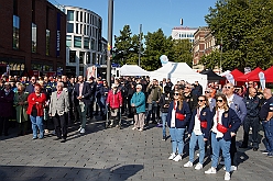 01 KatasSchutz DU 2024-09-14  06  Samstags-Tour am 14. September - 1. Katastrophenschutztag in der Duisburger City. Wir durften einen großartigen Tag erleben, der ganz im Zeichen des Ehrenamtes stand. Danach wurde es wieder karnevalistisch, wir besuchten zwei Sommerfeste im Duisburger Norden. Zuerst das gemeinsame Sommerfest von MTV Union Hamborn und dann das Offiziersbiwak bei Rot-Weiss Hamborn- Marxloh. Abschluss war dann auf dem Schlagerbaumfest am Coupe 1900. : DVPJ, Holger II, Phil II., Prinz Karneval, Prinz, Prinzessin Mia I., Hofmarschälle, Page, Pagen, Paginnen, HDK, Duisburg, Karneval, Helau, Tollität, Event, Session 2024, Session 2025, HDK Duisburg, Hauptausschuss, Hauptausschuss Karneval Duisburg, Duisburg ist echt