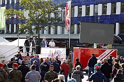 01 KatasSchutz DU 2024-09-14  07  Samstags-Tour am 14. September - 1. Katastrophenschutztag in der Duisburger City. Wir durften einen großartigen Tag erleben, der ganz im Zeichen des Ehrenamtes stand. Danach wurde es wieder karnevalistisch, wir besuchten zwei Sommerfeste im Duisburger Norden. Zuerst das gemeinsame Sommerfest von MTV Union Hamborn und dann das Offiziersbiwak bei Rot-Weiss Hamborn- Marxloh. Abschluss war dann auf dem Schlagerbaumfest am Coupe 1900. : DVPJ, Holger II, Phil II., Prinz Karneval, Prinz, Prinzessin Mia I., Hofmarschälle, Page, Pagen, Paginnen, HDK, Duisburg, Karneval, Helau, Tollität, Event, Session 2024, Session 2025, HDK Duisburg, Hauptausschuss, Hauptausschuss Karneval Duisburg, Duisburg ist echt