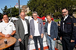 01 KatasSchutz DU 2024-09-14  08  Samstags-Tour am 14. September - 1. Katastrophenschutztag in der Duisburger City. Wir durften einen großartigen Tag erleben, der ganz im Zeichen des Ehrenamtes stand. Danach wurde es wieder karnevalistisch, wir besuchten zwei Sommerfeste im Duisburger Norden. Zuerst das gemeinsame Sommerfest von MTV Union Hamborn und dann das Offiziersbiwak bei Rot-Weiss Hamborn- Marxloh. Abschluss war dann auf dem Schlagerbaumfest am Coupe 1900. : DVPJ, Holger II, Phil II., Prinz Karneval, Prinz, Prinzessin Mia I., Hofmarschälle, Page, Pagen, Paginnen, HDK, Duisburg, Karneval, Helau, Tollität, Event, Session 2024, Session 2025, HDK Duisburg, Hauptausschuss, Hauptausschuss Karneval Duisburg, Duisburg ist echt