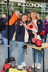 01 KatasSchutz DU 2024-09-14  12  Samstags-Tour am 14. September - 1. Katastrophenschutztag in der Duisburger City. Wir durften einen großartigen Tag erleben, der ganz im Zeichen des Ehrenamtes stand. Danach wurde es wieder karnevalistisch, wir besuchten zwei Sommerfeste im Duisburger Norden. Zuerst das gemeinsame Sommerfest von MTV Union Hamborn und dann das Offiziersbiwak bei Rot-Weiss Hamborn- Marxloh. Abschluss war dann auf dem Schlagerbaumfest am Coupe 1900. : DVPJ, Holger II, Phil II., Prinz Karneval, Prinz, Prinzessin Mia I., Hofmarschälle, Page, Pagen, Paginnen, HDK, Duisburg, Karneval, Helau, Tollität, Event, Session 2024, Session 2025, HDK Duisburg, Hauptausschuss, Hauptausschuss Karneval Duisburg, Duisburg ist echt