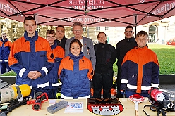 01 KatasSchutz DU 2024-09-14  13  Samstags-Tour am 14. September - 1. Katastrophenschutztag in der Duisburger City. Wir durften einen großartigen Tag erleben, der ganz im Zeichen des Ehrenamtes stand. Danach wurde es wieder karnevalistisch, wir besuchten zwei Sommerfeste im Duisburger Norden. Zuerst das gemeinsame Sommerfest von MTV Union Hamborn und dann das Offiziersbiwak bei Rot-Weiss Hamborn- Marxloh. Abschluss war dann auf dem Schlagerbaumfest am Coupe 1900. : DVPJ, Holger II, Phil II., Prinz Karneval, Prinz, Prinzessin Mia I., Hofmarschälle, Page, Pagen, Paginnen, HDK, Duisburg, Karneval, Helau, Tollität, Event, Session 2024, Session 2025, HDK Duisburg, Hauptausschuss, Hauptausschuss Karneval Duisburg, Duisburg ist echt