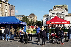 01 KatasSchutz DU 2024-09-14  14  Samstags-Tour am 14. September - 1. Katastrophenschutztag in der Duisburger City. Wir durften einen großartigen Tag erleben, der ganz im Zeichen des Ehrenamtes stand. Danach wurde es wieder karnevalistisch, wir besuchten zwei Sommerfeste im Duisburger Norden. Zuerst das gemeinsame Sommerfest von MTV Union Hamborn und dann das Offiziersbiwak bei Rot-Weiss Hamborn- Marxloh. Abschluss war dann auf dem Schlagerbaumfest am Coupe 1900. : DVPJ, Holger II, Phil II., Prinz Karneval, Prinz, Prinzessin Mia I., Hofmarschälle, Page, Pagen, Paginnen, HDK, Duisburg, Karneval, Helau, Tollität, Event, Session 2024, Session 2025, HDK Duisburg, Hauptausschuss, Hauptausschuss Karneval Duisburg, Duisburg ist echt
