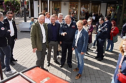 01 KatasSchutz DU 2024-09-14  20  Samstags-Tour am 14. September - 1. Katastrophenschutztag in der Duisburger City. Wir durften einen großartigen Tag erleben, der ganz im Zeichen des Ehrenamtes stand. Danach wurde es wieder karnevalistisch, wir besuchten zwei Sommerfeste im Duisburger Norden. Zuerst das gemeinsame Sommerfest von MTV Union Hamborn und dann das Offiziersbiwak bei Rot-Weiss Hamborn- Marxloh. Abschluss war dann auf dem Schlagerbaumfest am Coupe 1900. : DVPJ, Holger II, Phil II., Prinz Karneval, Prinz, Prinzessin Mia I., Hofmarschälle, Page, Pagen, Paginnen, HDK, Duisburg, Karneval, Helau, Tollität, Event, Session 2024, Session 2025, HDK Duisburg, Hauptausschuss, Hauptausschuss Karneval Duisburg, Duisburg ist echt