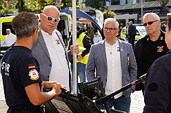 01 KatasSchutz DU 2024-09-14  22  Samstags-Tour am 14. September - 1. Katastrophenschutztag in der Duisburger City. Wir durften einen großartigen Tag erleben, der ganz im Zeichen des Ehrenamtes stand. Danach wurde es wieder karnevalistisch, wir besuchten zwei Sommerfeste im Duisburger Norden. Zuerst das gemeinsame Sommerfest von MTV Union Hamborn und dann das Offiziersbiwak bei Rot-Weiss Hamborn- Marxloh. Abschluss war dann auf dem Schlagerbaumfest am Coupe 1900. : DVPJ, Holger II, Phil II., Prinz Karneval, Prinz, Prinzessin Mia I., Hofmarschälle, Page, Pagen, Paginnen, HDK, Duisburg, Karneval, Helau, Tollität, Event, Session 2024, Session 2025, HDK Duisburg, Hauptausschuss, Hauptausschuss Karneval Duisburg, Duisburg ist echt