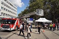 01 KatasSchutz DU 2024-09-14  23  Samstags-Tour am 14. September - 1. Katastrophenschutztag in der Duisburger City. Wir durften einen großartigen Tag erleben, der ganz im Zeichen des Ehrenamtes stand. Danach wurde es wieder karnevalistisch, wir besuchten zwei Sommerfeste im Duisburger Norden. Zuerst das gemeinsame Sommerfest von MTV Union Hamborn und dann das Offiziersbiwak bei Rot-Weiss Hamborn- Marxloh. Abschluss war dann auf dem Schlagerbaumfest am Coupe 1900. : DVPJ, Holger II, Phil II., Prinz Karneval, Prinz, Prinzessin Mia I., Hofmarschälle, Page, Pagen, Paginnen, HDK, Duisburg, Karneval, Helau, Tollität, Event, Session 2024, Session 2025, HDK Duisburg, Hauptausschuss, Hauptausschuss Karneval Duisburg, Duisburg ist echt