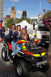 01 KatasSchutz DU 2024-09-14  27  Samstags-Tour am 14. September - 1. Katastrophenschutztag in der Duisburger City. Wir durften einen großartigen Tag erleben, der ganz im Zeichen des Ehrenamtes stand. Danach wurde es wieder karnevalistisch, wir besuchten zwei Sommerfeste im Duisburger Norden. Zuerst das gemeinsame Sommerfest von MTV Union Hamborn und dann das Offiziersbiwak bei Rot-Weiss Hamborn- Marxloh. Abschluss war dann auf dem Schlagerbaumfest am Coupe 1900. : DVPJ, Holger II, Phil II., Prinz Karneval, Prinz, Prinzessin Mia I., Hofmarschälle, Page, Pagen, Paginnen, HDK, Duisburg, Karneval, Helau, Tollität, Event, Session 2024, Session 2025, HDK Duisburg, Hauptausschuss, Hauptausschuss Karneval Duisburg, Duisburg ist echt