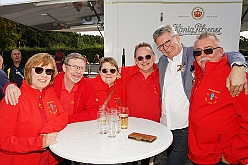 02 SommerfKVO 2024-09-14  03  Samstags-Tour am 14. September - 1. Katastrophenschutztag in der Duisburger City. Wir durften einen großartigen Tag erleben, der ganz im Zeichen des Ehrenamtes stand. Danach wurde es wieder karnevalistisch, wir besuchten zwei Sommerfeste im Duisburger Norden. Zuerst das gemeinsame Sommerfest von MTV Union Hamborn und dann das Offiziersbiwak bei Rot-Weiss Hamborn- Marxloh. Abschluss war dann auf dem Schlagerbaumfest am Coupe 1900. : DVPJ, Holger II, Phil II., Prinz Karneval, Prinz, Prinzessin Mia I., Hofmarschälle, Page, Pagen, Paginnen, HDK, Duisburg, Karneval, Helau, Tollität, Event, Session 2024, Session 2025, HDK Duisburg, Hauptausschuss, Hauptausschuss Karneval Duisburg, Duisburg ist echt